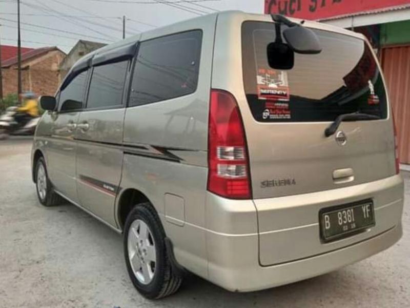 2004 Nissan Serena