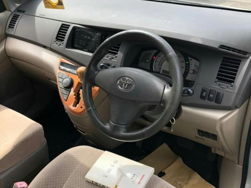 2005 Toyota ISIS