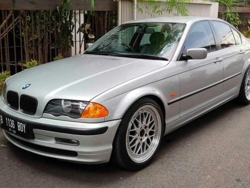2000 BMW 323i